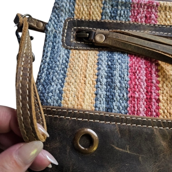 Myra EUC Wristlet Striped Clutch No Stains No Holes Ships Next Day - Picture 6 of 7